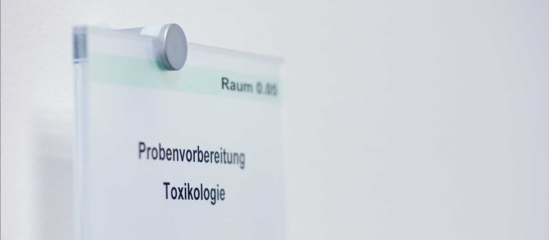 Ein Türschild mit der Aufschrift: "Probenvorbereitung Toxikologie".
